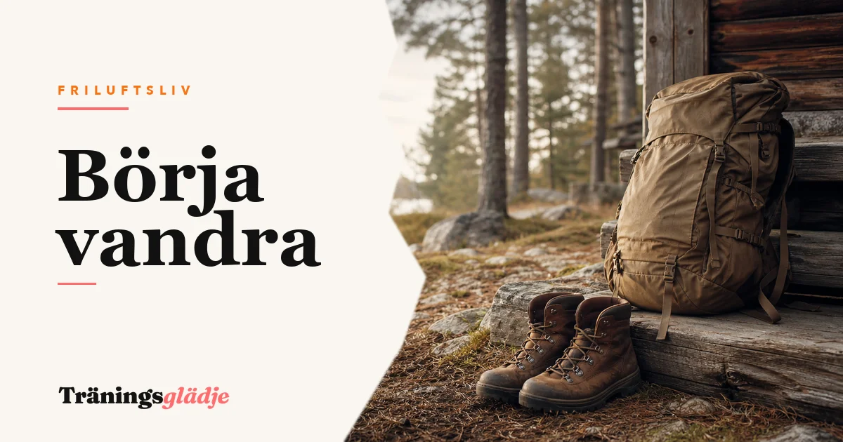 Vandringsutrustning på sten i skogsgläntan, ingen person synlig