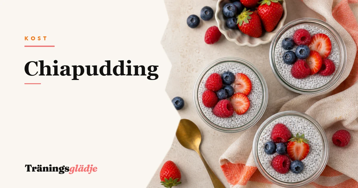 Tre glasburkar med chiapudding toppade med hallon, mango och blåbär, mässingssked vid sidan, ingen person synlig