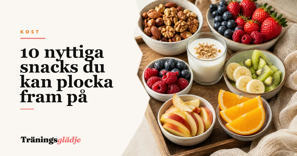 Nyttiga snacks på en vit bricka med kvarg, nötter, rostade kikärter och energibollar