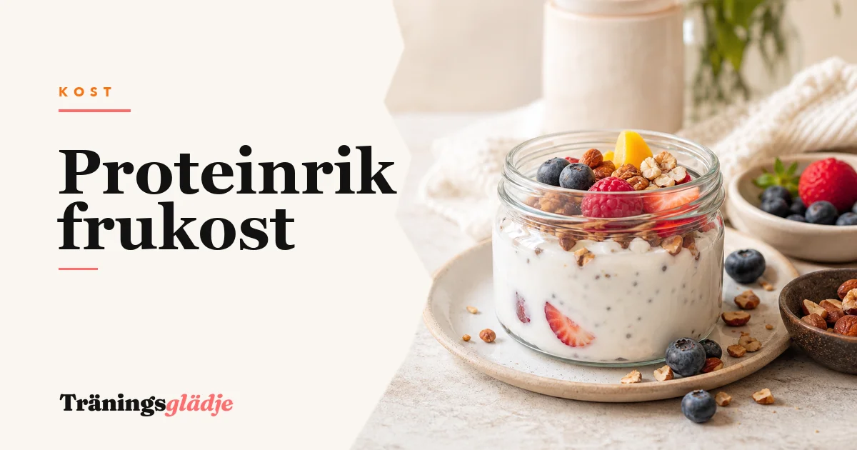 Frukostbord ovanifrån med skyr-skål, kokt ägg, rågbröd och proteinpannkakor i morgonljus, bär och nötter på sidan