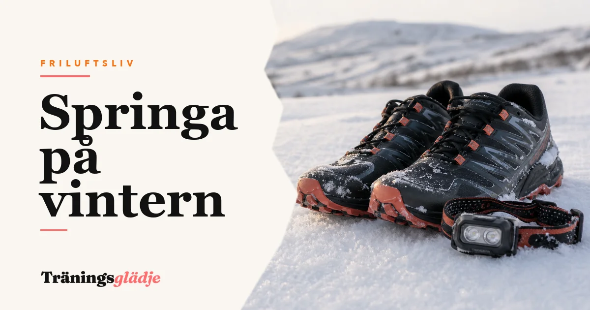 Löparskor med brodder på snötäckt skogsstig, närbild ovanifrån