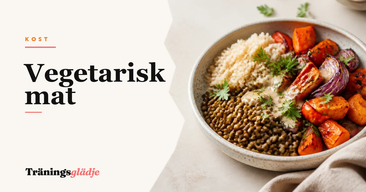 Träbord uppdukat med skålar av linser, kikärtor, tofu, edamame och mörkgröna bladgrönsaker, ovanifrån, ingen person synlig