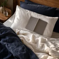Renbäddad säng med uppslagen bok i mjukt sidoljus