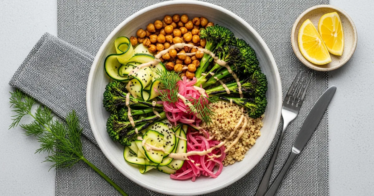 Vegetarisk bowl med tofu, quinoa och grönsaker i keramikskål